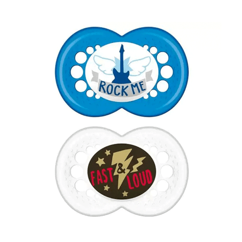 935258519---Kit-2-Chupetas-Rock-Limited-Edition-Azul-6m--C_-Estojo-MAM_0003_Layer-1.png 935258519---Kit-2-Chupetas-Rock-Limited-Edition-Azul-6m--C_-Estojo-MAM_0003_Layer-1.png