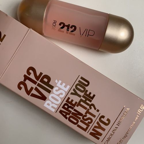 Carolina Herrera 212 Vip Rose Hair Mist Perfume para os cabelos 30ml Importado 30ml Incolor Carolina Herrera 212 Vip Rose Hair Mist Perfume para os cabelos 30ml Importado 30ml Incolor